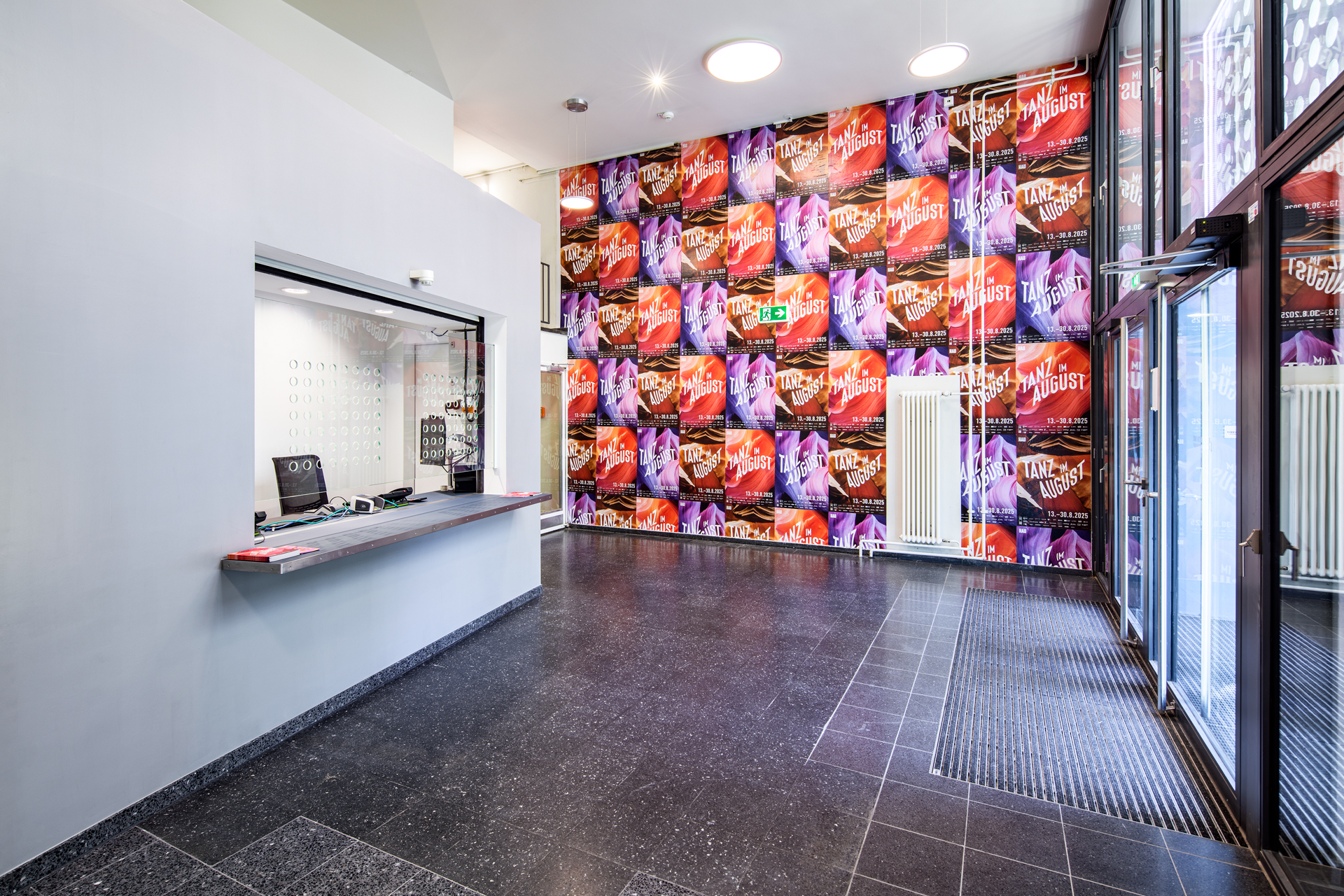 Wau im HAU2 · Eingang/Kasse · © Matthias Lindner Photography Minimalismus durch versteckte Türen / Himmelband, Berlin-Kreuzberg